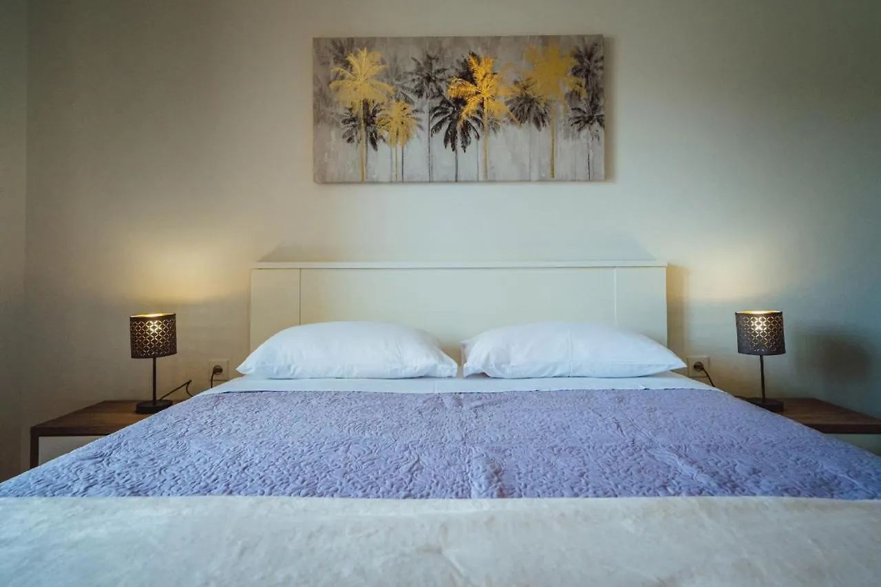 Guest house Seaside Apartments Seget Vranjica