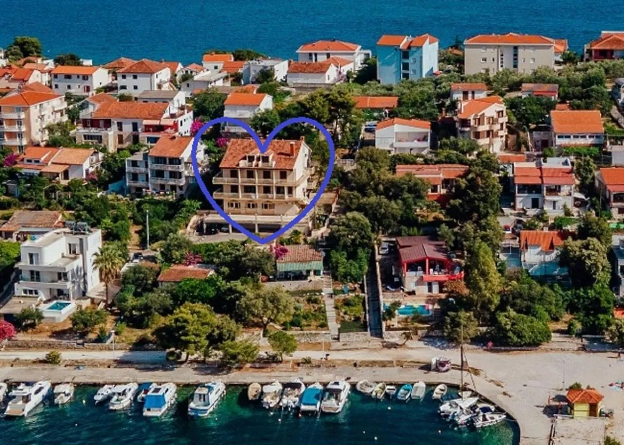 Seaside Apartments location